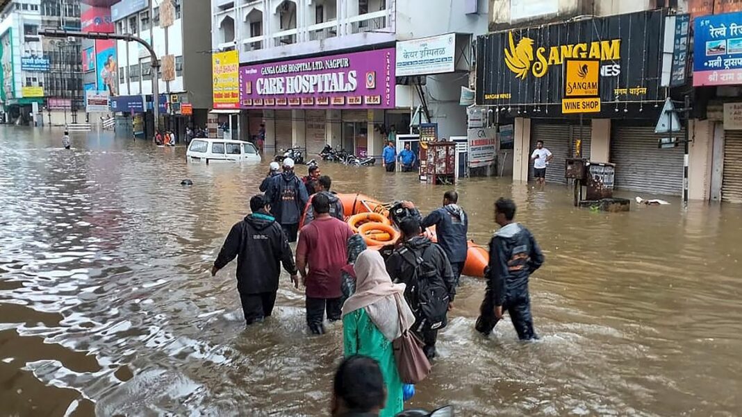 Nagpur Sees Severe Waterlogging Amid 172 mm Rain, IMD Raises Red Alert